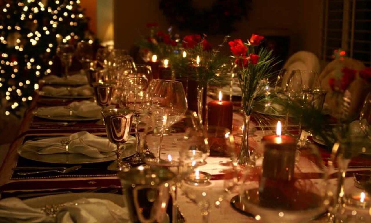 elegant Christmas dinner tablescape