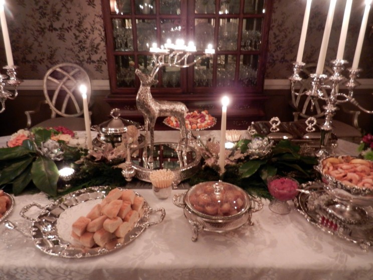 wonderful-rectangle-christmas-party-table-decoration-with-cream-floral-motif-tablecloth-and-cool-brushed-nickel-candelabra-744x558